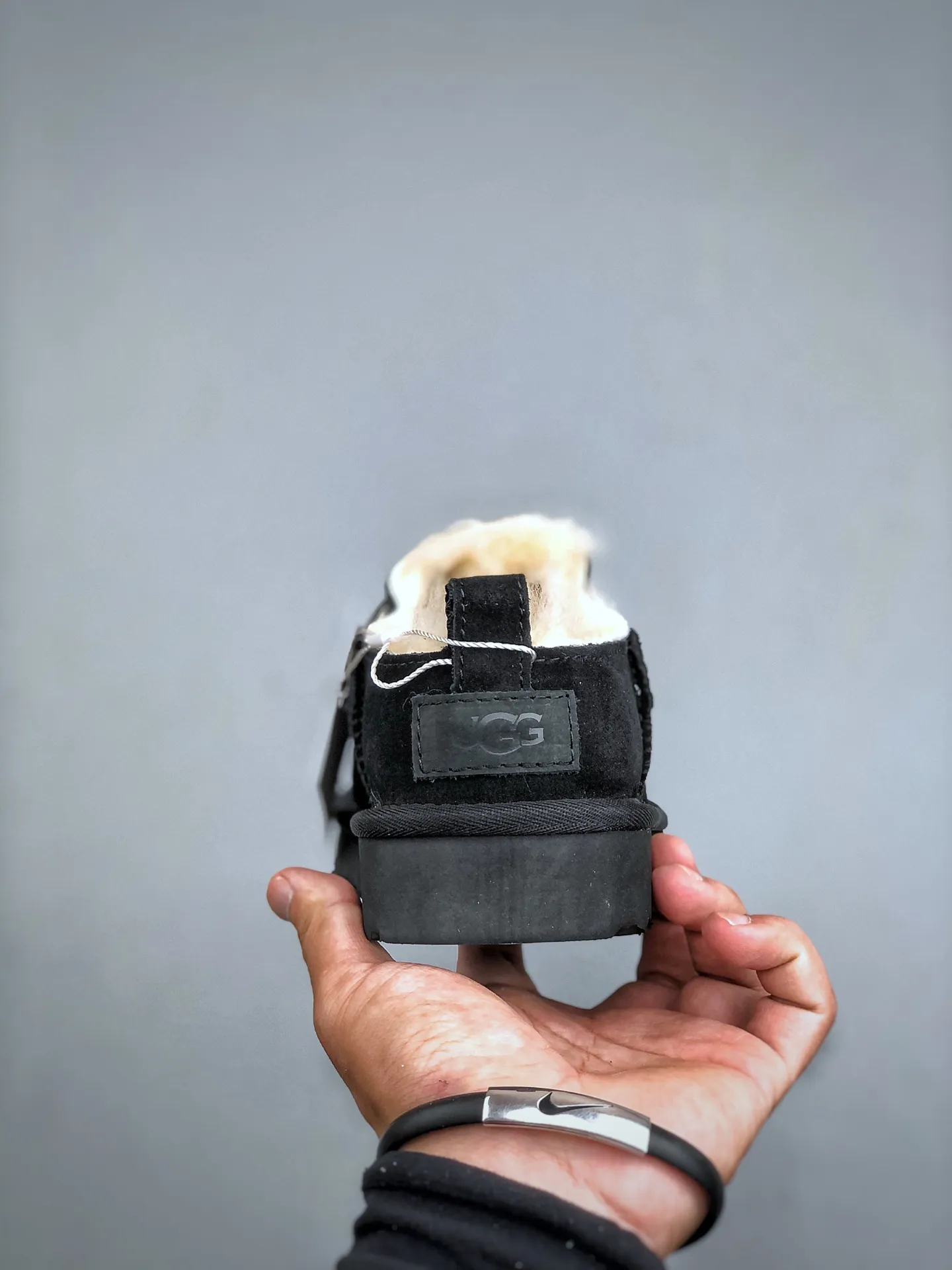 Local self-pickup💰520 supports store placement. The top version of ugg on the market. 25 new models. UGG Elea Slip-On. Thin and light slip-on. Home, office, air-conditioned room. Easy to match, super fashionable and long-leg welfare model. Produced by a large foreign trade factory in Guangzhou. Toe to insole. Genuine sheep fur integrated. Independent outer box packaging. Chip with waterproof technology. Different from any version on the market. Independently developed original outsole and cashmere insole to keep you warm in winter and suitable for home use. In recent years, uug has launched a style series that is partially geared towards the preferences of young consumers and has also moved to the forefront of fashion trends. Shoe body material Water-repellent coated suede upper 17 mm UGGPURE™ implanted wool insole Lightweight non-slip and comfortable rubber outsole With brand LOGO trademark Comes with a full set of packaging Size: 35-40